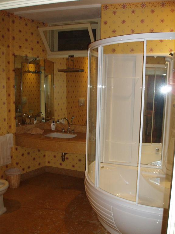 Relais in Charme Castello degli Angeli Hotel Carobbio degli Angeli Kamer foto