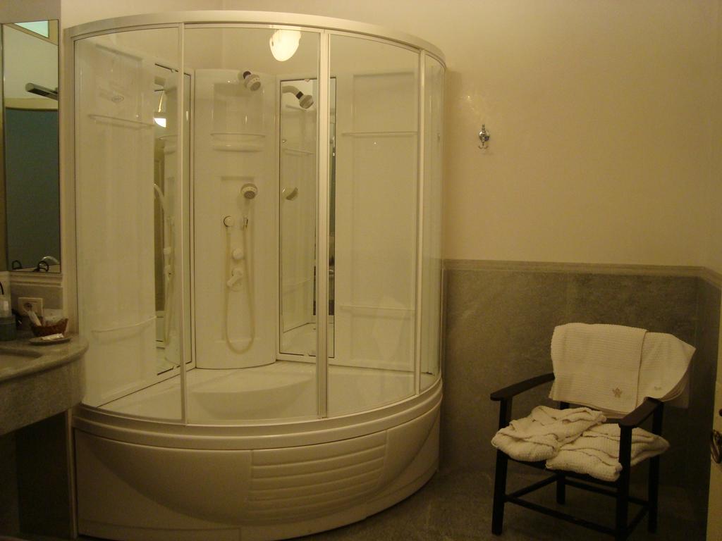 Relais in Charme Castello degli Angeli Hotel Carobbio degli Angeli Kamer foto